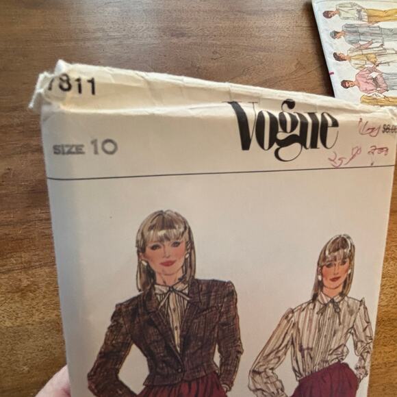 Vintage VOGUE PATTERN #7811 Size 10 sewing instructions uncut 1980s skirt suit - Picture 2 of 6